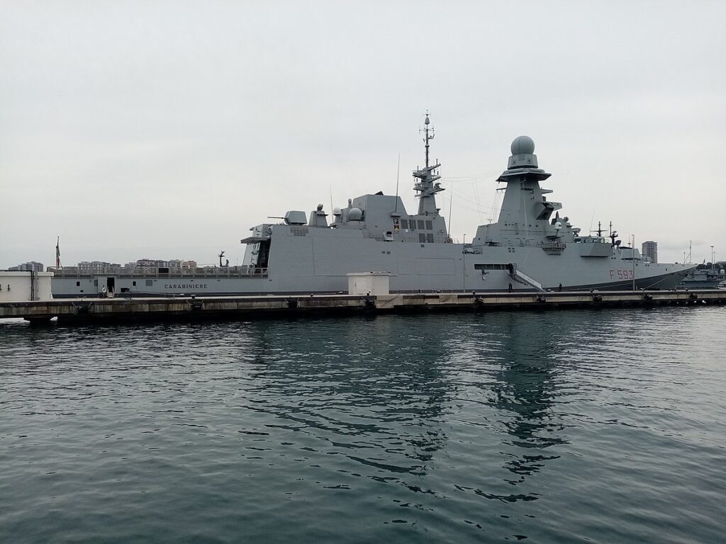 Un gruppo di manifestanti contrari alla guerra in Ucraina ha lanciato insulti e pietre contro la Marina Militare italiana. Il gesto, senz’altro da condannare, è frutto della paura. Tutti noi difatti temiamo che da un momento all’altro scoppi una terza grande guerra, chi più e chi meno. L’eccessivo timore può però portare a gesti insensati e ciò che è accaduto è un evidente esempio di assurdo: un gruppo di pacifisti ha agito in maniera violenta.