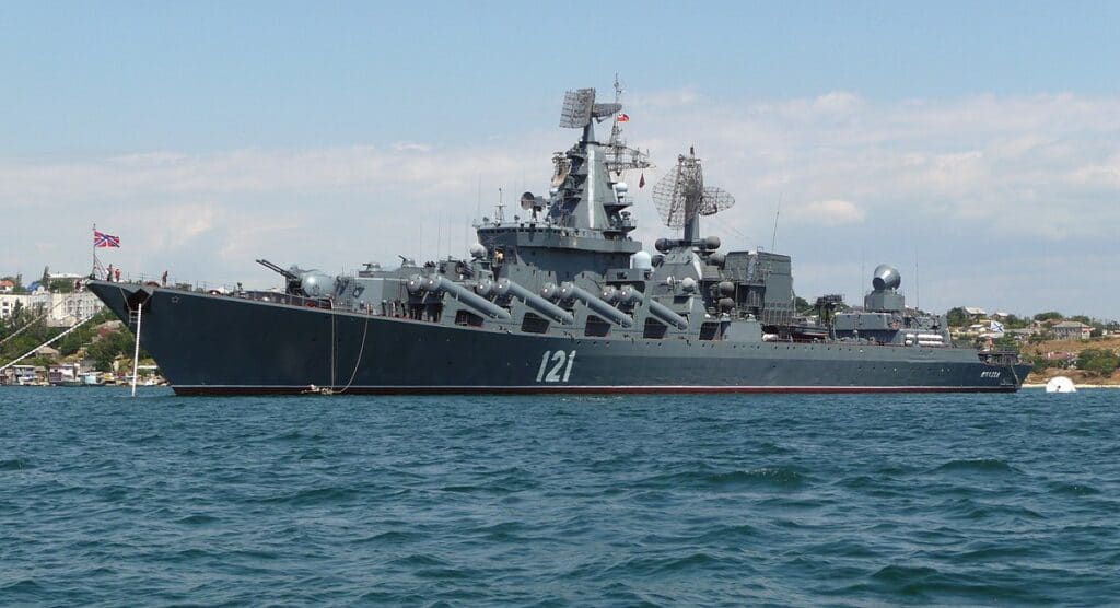 Oltre al tremendo danno arriva una beffa per la Russia. Recentemente abbiamo raccontato l’affondamento della nave Moskva. L’ammiraglia risale ai tempi dell’URSS e venne costruita proprio in Ucraina. La perdita della nave è un colpo durissimo per Mosca che ancora cerca di tamponare quanto più possibile la sciagura. Plausibile è che la Moskva sia stata colpita dai missili ucraini Neptune anche se per la Russia l’affondamento fu invece provocato da un incidente a bordo e da condizioni meteo avverse. Mentre la flotta russa ancora cerca di riprendersi dalla perdita, qualcuno tira in mezzo le convenzioni internazionali.