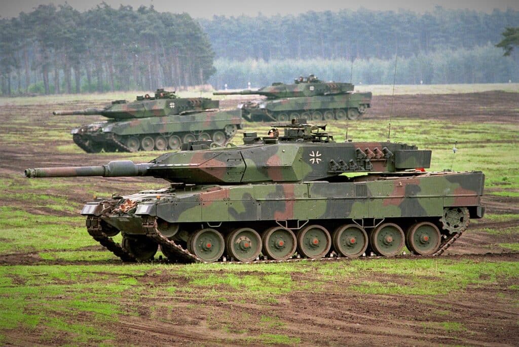 Sono oggetto di una vivace discussione i carri armati Leopard 2 tedeschi. Durante la riunione del 20 gennaio 2023 a Ramstein, in Germania, il Segretario generale della NATO Jens Stoltenberg afferma che la Russia non vuole la pace. Con queste parole la NATO si prepara ad intensificare gli aiuti militari e tutta l’assistenza necessaria all’Ucraina per riconquistare i territori persi. Le nazioni alleate mettono a disposizione i propri mezzi per respingere la Russia ma il Presidente dell’Ucraina Volodymyr Zelenskyy sembra avere occhi solo per i carri armati Leopard 2 tedeschi.