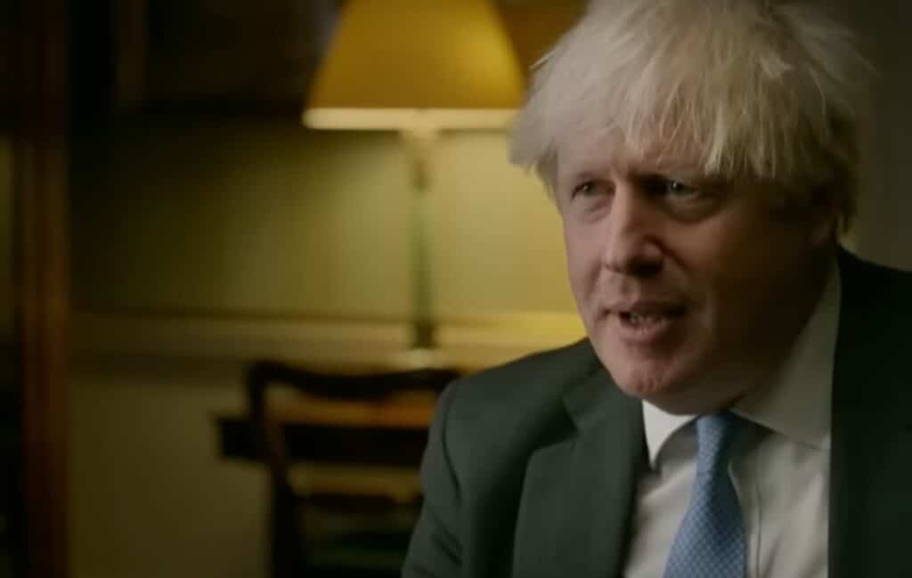 La BBC ha realizzato un documentario chiamato “Putin vs the West” e tra i protagonisti c’è Boris Johnson; il politico britannico racconta che Putin minacciò il Regno Unito. Il documentario racconta tutti i passi che hanno portato alla guerra in Ucraina. Un racconto che parte dalla presa della Crimea nel 2014 fino all'invasione dell'Ucraina, narrando un decennio di scontri attraverso le parole dai leader occidentali. Il documentario della BBC "Putin Vs the West" andrà in onda oggi, lunedì 30 gennaio, su BBC Two alle 21:00 e sarà disponibile su iPlayer nel Regno Unito.