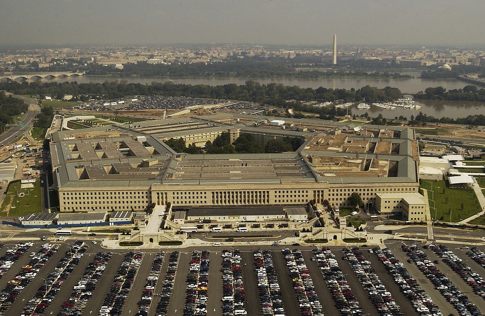 La talpa nel Pentagono, responsabile della pubblicazione in rete di documenti riservati, è stata catturata dagli agenti dell’FBI. Ad essere accusato di spionaggio è un ragazzo di 21 anni appartenente all’Air National Guard statunitense. L’arresto è accompagnato da durissime polemiche nei confronti della forza armata: come mai un ragazzo così giovane aveva facile accesso a documenti top secret?