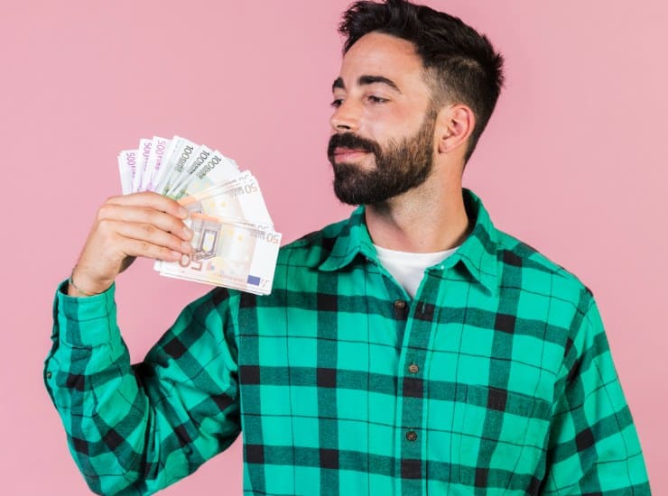 Uomo con soldi euro