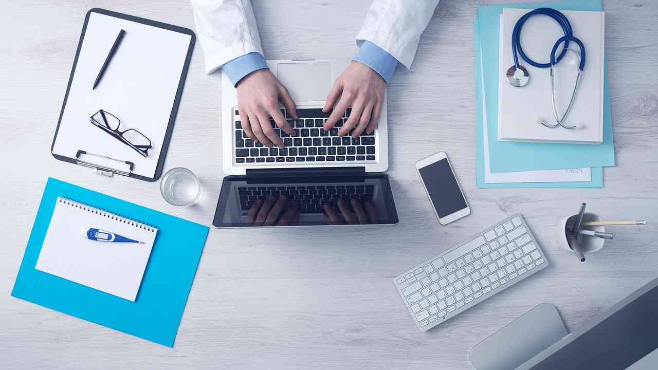 Medico al computer (Pixabay foto) - www.managementcue.it