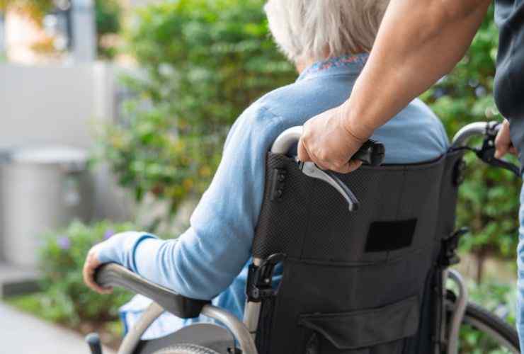 Caregiver con anziana