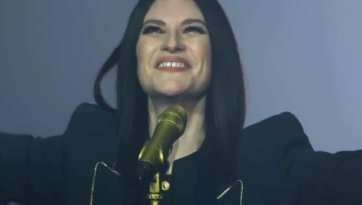 Laura Pausini in concerto (Rai - youtube screenshot) - www.managementcue.it