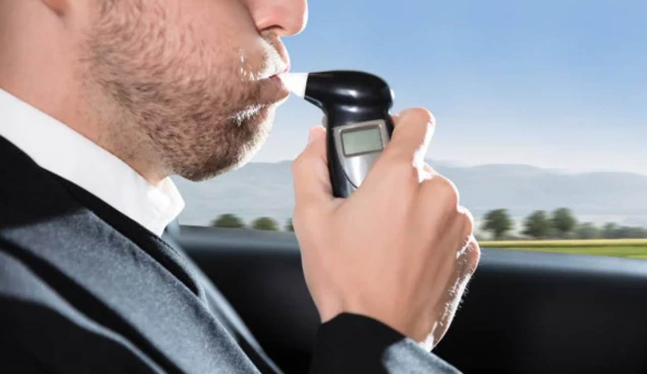 Uomo fa l'alcol test (Depositphotos foto) - www.managementcue.it