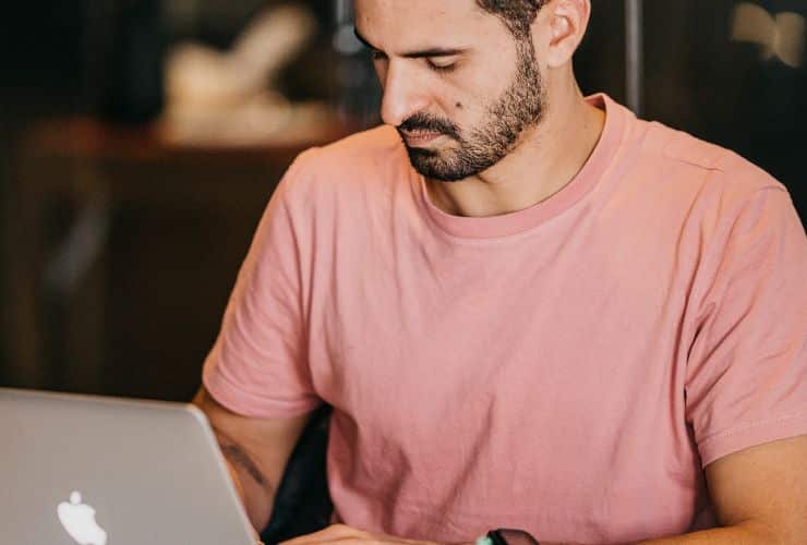 Uomo al lavoro