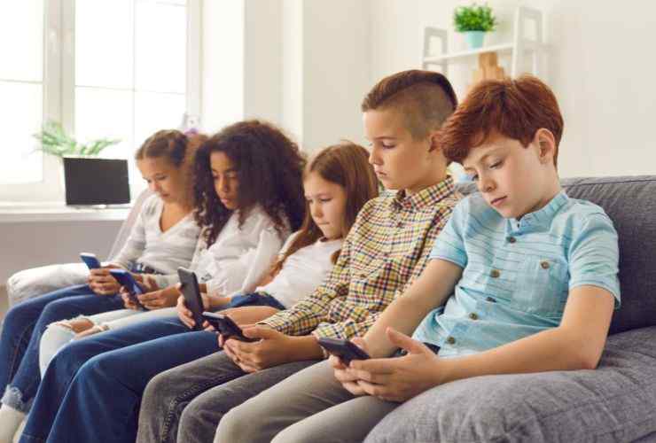 Bambini con smartphone