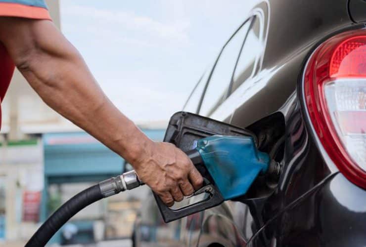 Persona che fa benzina