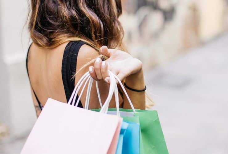 Donna che fa shopping